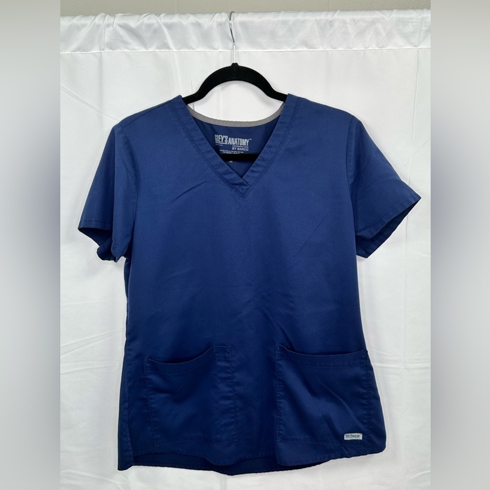GREY’S ANATOMY CLASSIC AUBREY TOP – 2 POCKET V-NECK TOP IN INDIGO